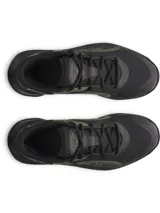 Championes de básquetbol Under Armour Jet 25, con diseño de corte medio en combinación de colores negro y verde oliva. Presentan una parte superior de materiales mixtos para mayor durabilidad y transpirabilidad, cuello acolchado para sujeción y entresuela Micro G® para una amortiguación reactiva.