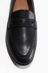 Mocasines de cuero negro con detalle de antifaz.