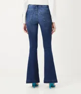 Pantalón de jean estilo flare con tiro alto, cierre de botón y cremallera, y bolsillos delanteros y traseros. Confeccionado en tejido de algodón con un toque de elastano para mayor comodidad.