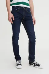 Jeans Levi's modelo 519 Extreme Skinny de corte súper ajustado desde la cadera hasta el tobillo. Confeccionados en denim de lavado oscuro con costuras en contraste y tecnología stretch para mayor comodidad.