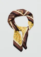 Pañuelo cuadrado de satén con estampado floral y combinación de tonos marrones y amarillos.
