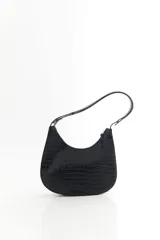 Cartera hobo de cuero color rojo con silueta curva de media luna, cierre superior y correa de hombro ajustable.