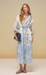 Vestido camisero midi Le Lis Blanc, con estampa floral en tonos azules sobre base blanca, cuello camisero, mangas largas abullonadas y cordón ajustable en la cintura.