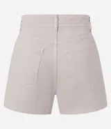 Short pollera de sarga color beige, con diseño de tiro medio, trabillas en la cintura, bolsillos laterales y cierre frontal con botón y cremallera.