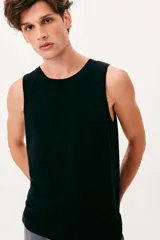 Musculosa Hering de punto color azul melange, con cuello redondo y sisas clásicas.