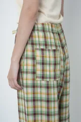 Pantalón de lino a cuadros multicolor con cintura elástica y cordón ajustable.