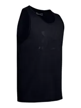Musculosa deportiva Under Armour color negro con logo de la marca estampado en el frente. Confeccionada en tejido de mezcla de algodón de secado rápido.