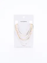 Collar dorado con múltiples cadenas finas dispuestas en cascada.