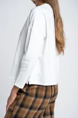 Remera de manga larga con cuello redondo, confeccionada en algodón con elastano. Presenta un corte al cuerpo y diseño básico y versátil.