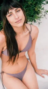 Bombacha de bikini colaless color visón, confeccionada en lycra premium. Tiene tiras de atar a los costados y no posee costuras.