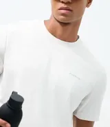 Remera deportiva masculina de manga corta y cuello redondo, confeccionada en tejido jacquard con tecnología dry para mayor transpirabilidad. Presenta un diseño con textura abstracta y corte estándar.
