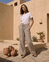 Pantalón de lino rayado, de corte ancho y relajado, con cintura elástica con cordón de ajuste y prácticos bolsillos laterales.