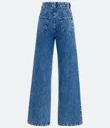 Pantalón wide leg de denim azul de talle alto con costuras pespunteadas en contraste. Cuenta con trabillas en la cintura, cierre de botón y cremallera, y bolsillos delanteros y traseros.