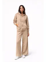 Campera negra con capucha, cierre frontal completo y cordones ajustables. Presenta un diseño liso y funcional con bolsillos laterales.