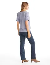 Remera de modal marca Philosophy, con diseño de cuello volcado y mangas cortas.