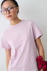 Remera de algodón roja de manga corta, con cuello redondo y corte clásico.