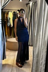 Top halter de microtul azul oscuro, con cuello tipo choker y drapeado fluido en el frente.