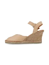 Sandalia de cuero napa color beige, con plataforma de yute en forma de cuña y pulsera al tobillo con hebilla de ajuste.