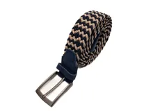 Cinturón trenzado elastizado en tonos azul marino y beige, con puntera y pasador de gamuza azul y hebilla metálica en color gris oscuro.