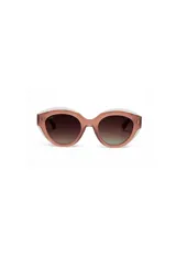Lentes de sol de mujer con montura gruesa de acetato en forma de ojo de gato, color rosa palo/terracota con detalles en blanco en las esquinas superiores. Los lentes son de tono marrón degradado.