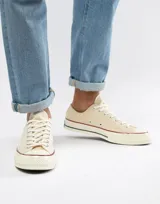 Championes Converse Chuck 70 Ox color beige con detalles en rojo y azul.