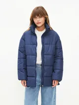 Campera puffer azul marino con cuello alto y cierre frontal.