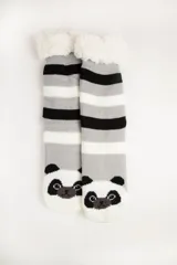Medias largas a rayas horizontales en tonos blanco, gris y negro, con puño de felpa blanca y diseño de cara de panda en la puntera.