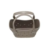 Bolso tipo tote Crocs color negro, fabricado en material sintético perforado con detalles texturizados en la base, doble asa superior y logo de la marca en relieve en el frente.