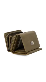 Billetera corta de símil cuero color beige, con cierre a presión y placa metálica decorativa. Cuenta con múltiples compartimentos internos para tarjetas, visor y billetes, además de un compartimento posterior con cierre.