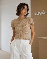 Remera de morley de algodón color rosado, con cuello redondo, mangas cortas y terminaciones fruncidas en mangas y ruedo.
