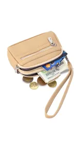 Monedero de dama con correa de mano, confeccionado en material texturizado color beige. Cuenta con doble compartimento principal con cierre y un bolsillo frontal adicional con cierre.