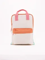 Mochila pequeña con diseño color-block. Cuerpo principal color crema con textura, bolsillo frontal color naranja quemado, asas superiores color rosa y detalles laterales en color celeste. Cuenta con cierre de cremallera y tirador de cremallera rosa.