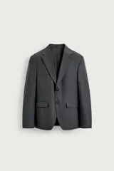 Blazer de corte regular fit color gris con sutil patrón de raya diplomática, confeccionada en tejido con lana. Cuenta con cuello de solapas de muesca, cierre frontal de dos botones, bolsillos con solapa en la cadera y bolsillo de vivo en el pecho.