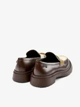Mocasín Camper Twins de cuero color marrón con antifaz en cuero color beige y suela track color marrón.