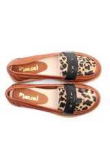 Mocasín plateado de cuero con detalle de vincha y suela plana color madera.