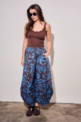 Babucha de algodón peinado con estampado abstracto en tonos marrón y azul, corte holgado y silueta abombada.