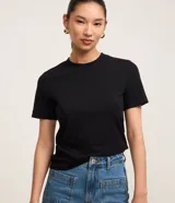 Remera básica Cortelle de ribana en color negro, de ajuste ceñido al cuerpo, con mangas cortas y cuello redondo.