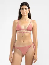Conjunto de bikini gris con textura acanalada, compuesto por un corpiño triangular con tirantes finos y una bombacha con lazos laterales ajustables.