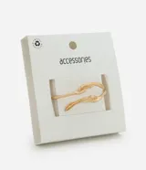 Pulsera rígida de metal con diseño minimalista y extremos en forma de pétalos. Cuenta con una apertura lateral articulada que facilita su colocación.