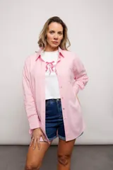 Camisa blanca de manga larga, con botones y cuello.