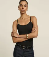 Musculosa básica Cortelle en color beige, con escote redondo y tirantes finos, confeccionada en poliamida con elastano.