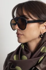 Lentes de sol con armazón de policarbonato negro y diseño estilo aviador con puente superior recto. Cuentan con protección UV400 e incluyen estuche.