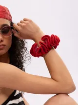 Colita de pelo tejida a mano en algodón color rojo.