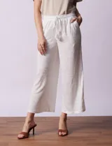 Pantalón negro de corte ancho, con pretina elastizada y lazo de ajuste.