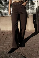 Jeans de tiro alto con corte mom fit, cinco bolsillos y cierre frontal con cremallera y botón metálico.