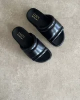 Sandalias negras de cuero vacuno con plantilla anatómica.