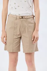 Bermuda de algodón y spandex con bolsillos delanteros y cinto trenzado incluido.