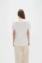 Remera de algodón de manga corta y cuello redondo, con diseño de línea fina bordado en el frente.