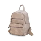 Mochila color marrón claro de símil cuero con bolsillos frontales con cierre. Tiene asa de mano rígida y correas regulables.