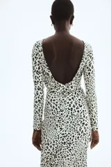 Vestido midi de punto entallado con estampado de leopardo, mangas largas y espalda abierta con detalle cruzado en la cintura.